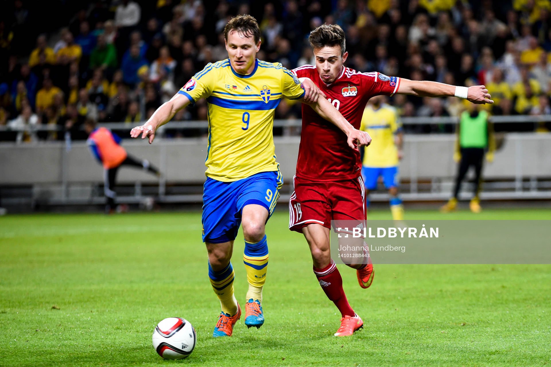 Sveriges Kim Källström och Liechtensteins Dennis Salanovic under fotbollsmatchen i EM-kvalet mellan Sverige och Liechtenstein den 12 oktober 2014 i Stockholm.