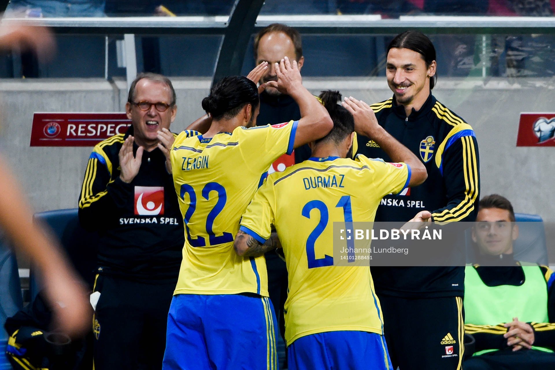 Sveriges Erkan Zengin och Jimmy Durmaz jublar ihop med