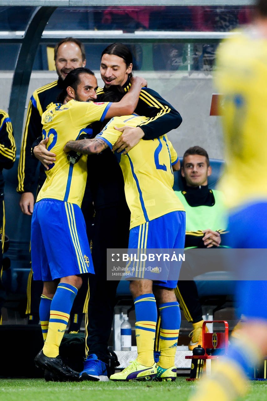 Sveriges Erkan Zengin och Jimmy Durmaz jublar ihop med