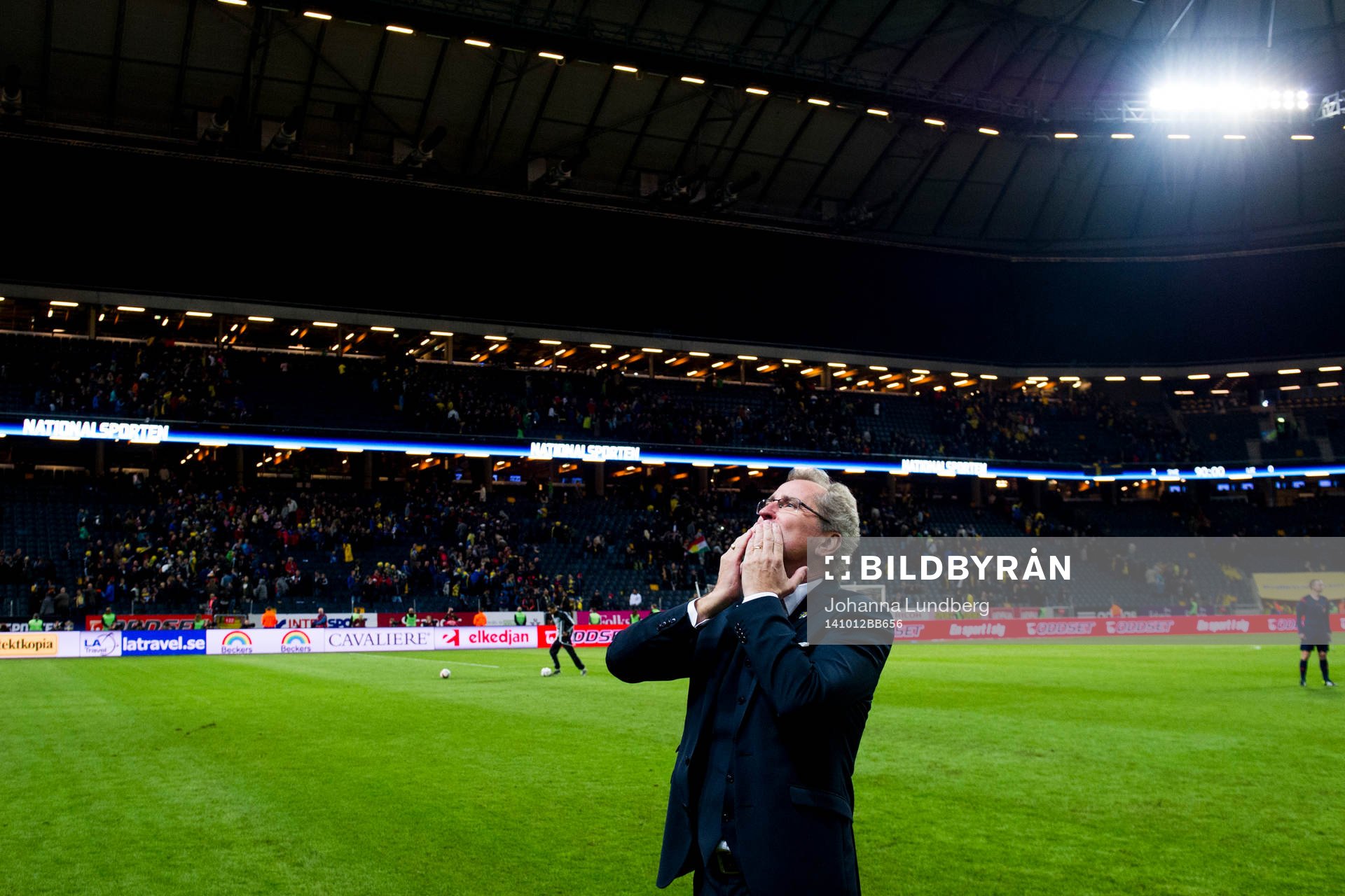 Sveriges förbundskapten Erik Hamrén ger slängkyssar till