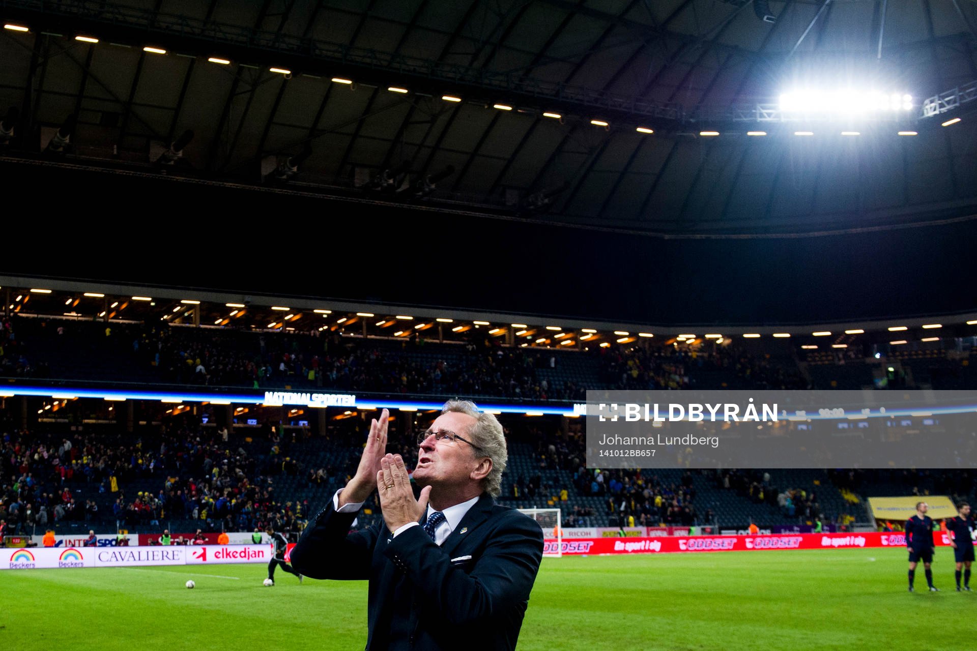 Sveriges förbundskapten Erik Hamrén ger slängkyssar till