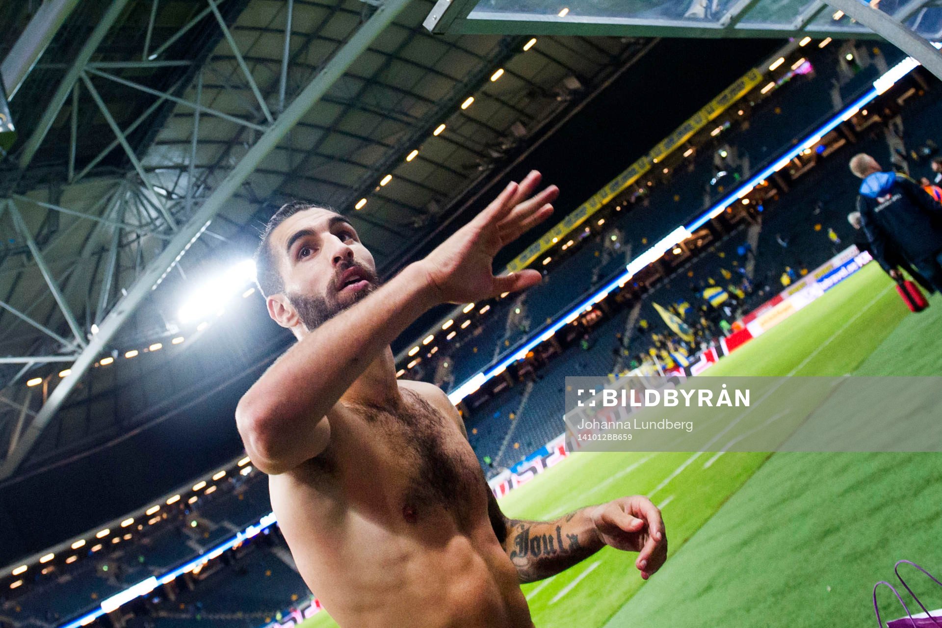 Sveriges Jimmy Durmaz kastar ut sin tröja till publiken