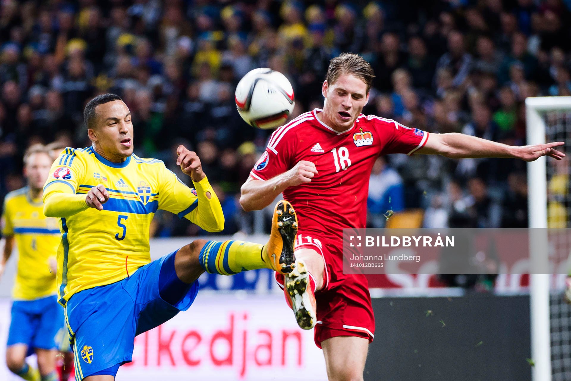 Sveriges Martin Olsson och Liechtensteins Nicolas Hasler under fotbollsmatchen i EM-kvalet mellan Sverige och Liechtenstein den 12 oktober 2014 i Stockholm.