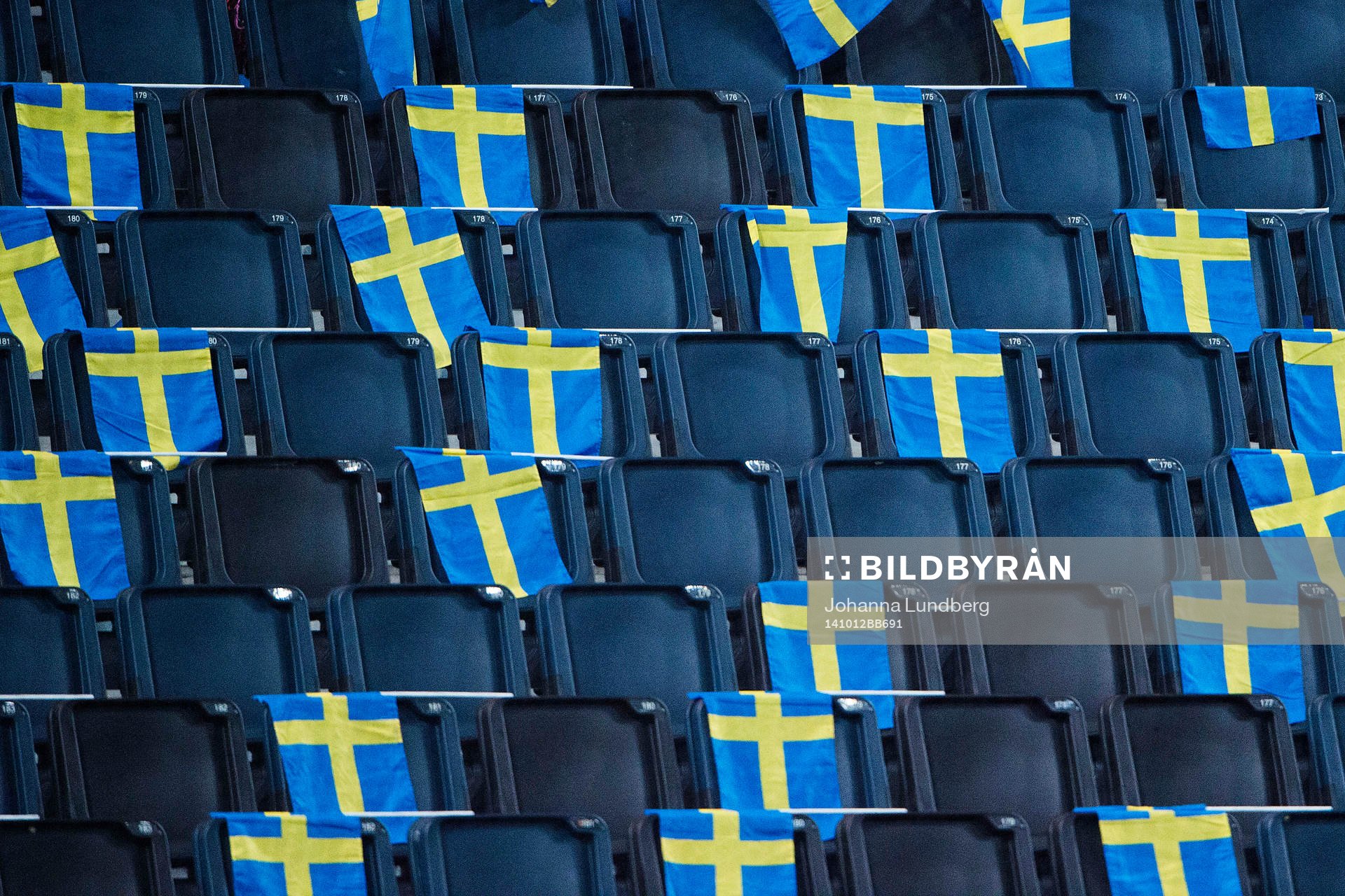 Svenska flaggor är utlagda