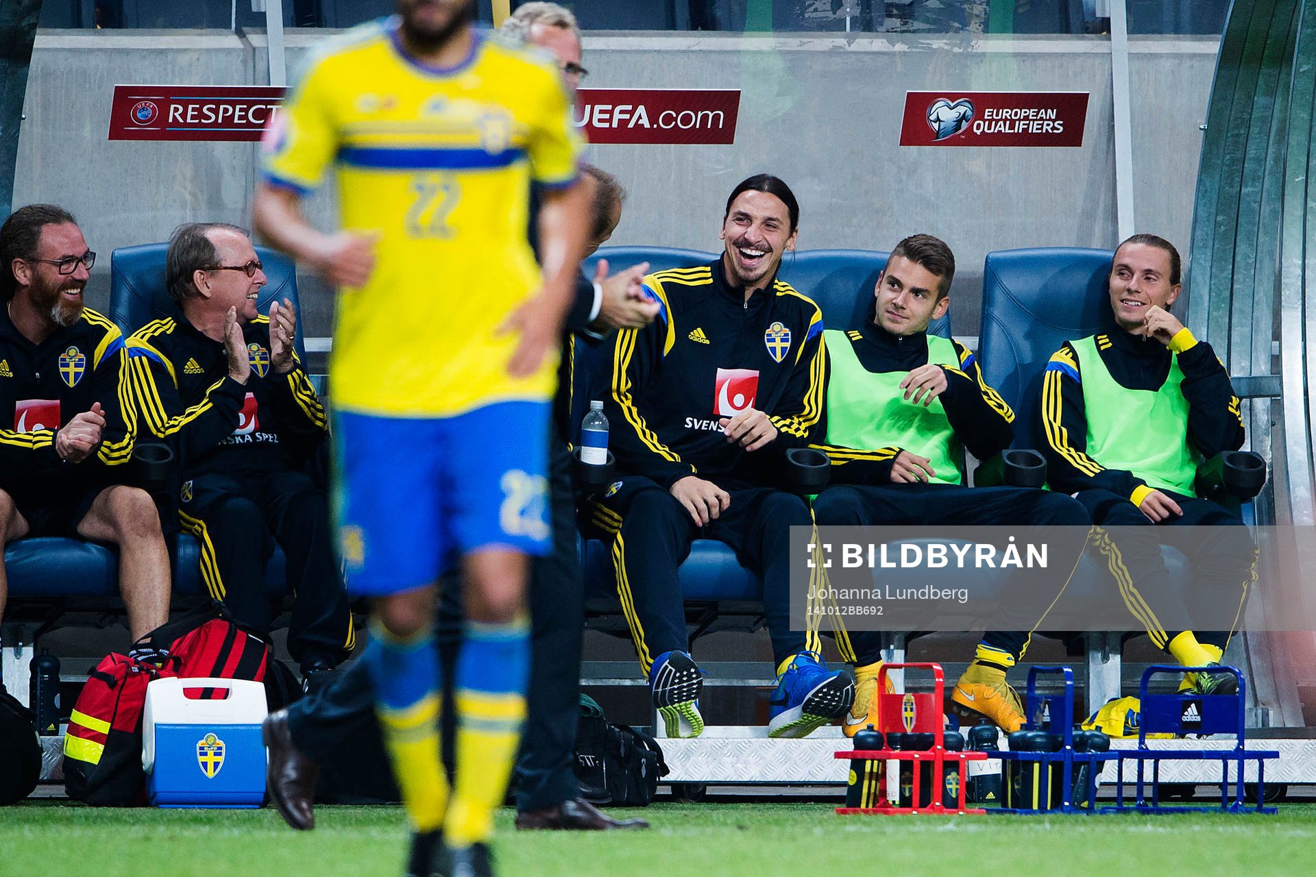 Sveriges Zlatan Ibrahimovic skrattar på bänken