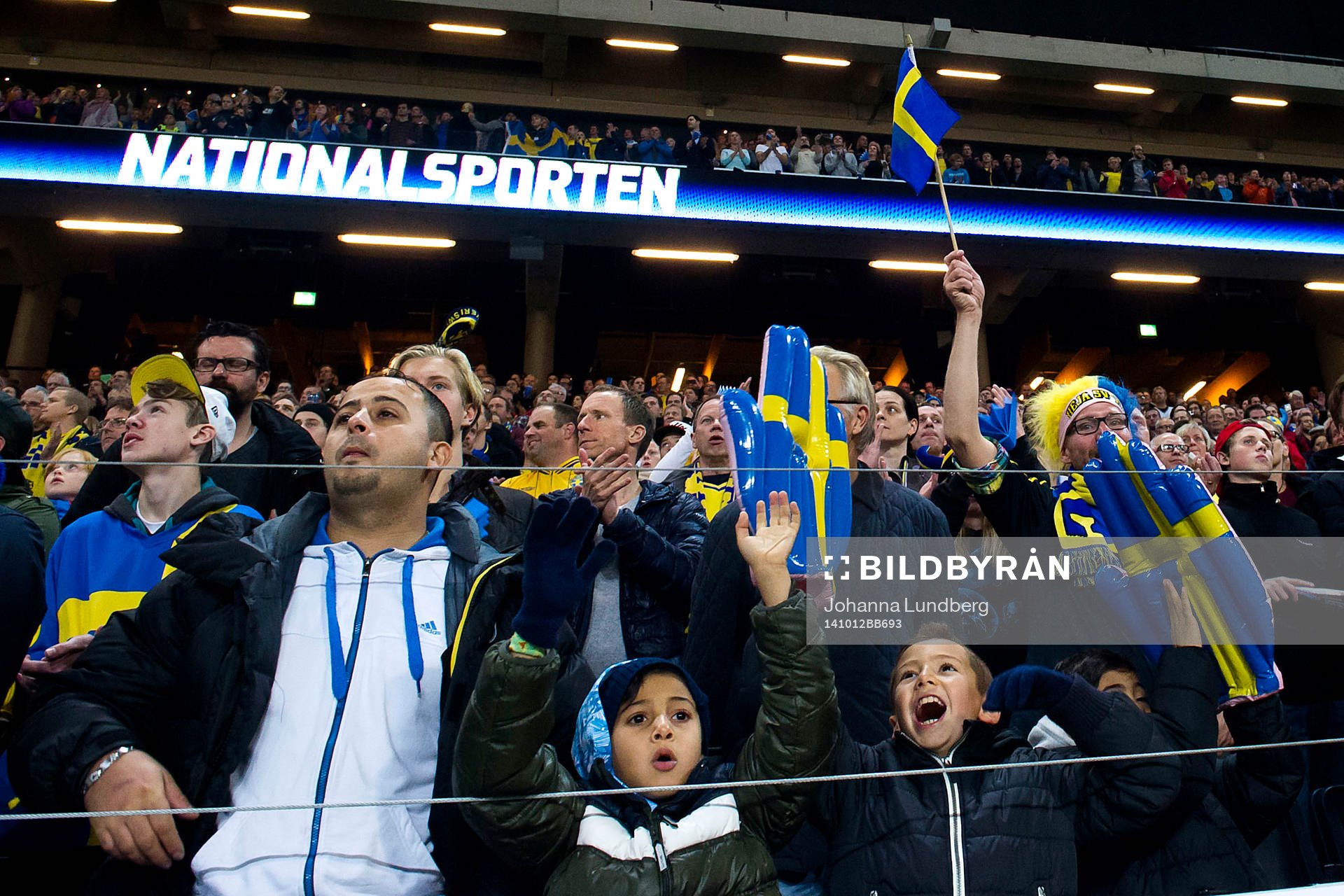 Svenska supportrar jublar