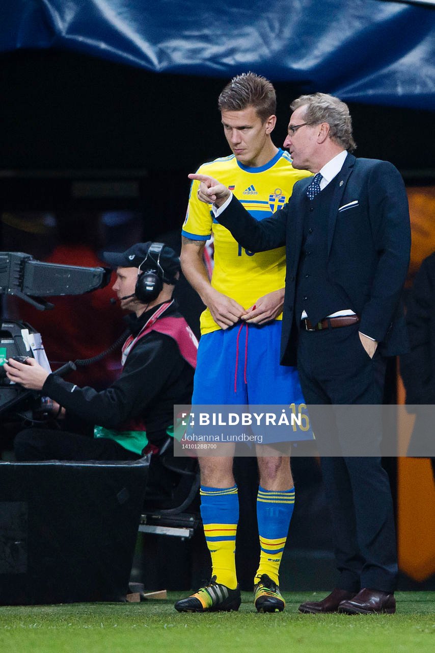 Sveriges förbundskapten Erik Hamrén ger Pontus Wernbloom