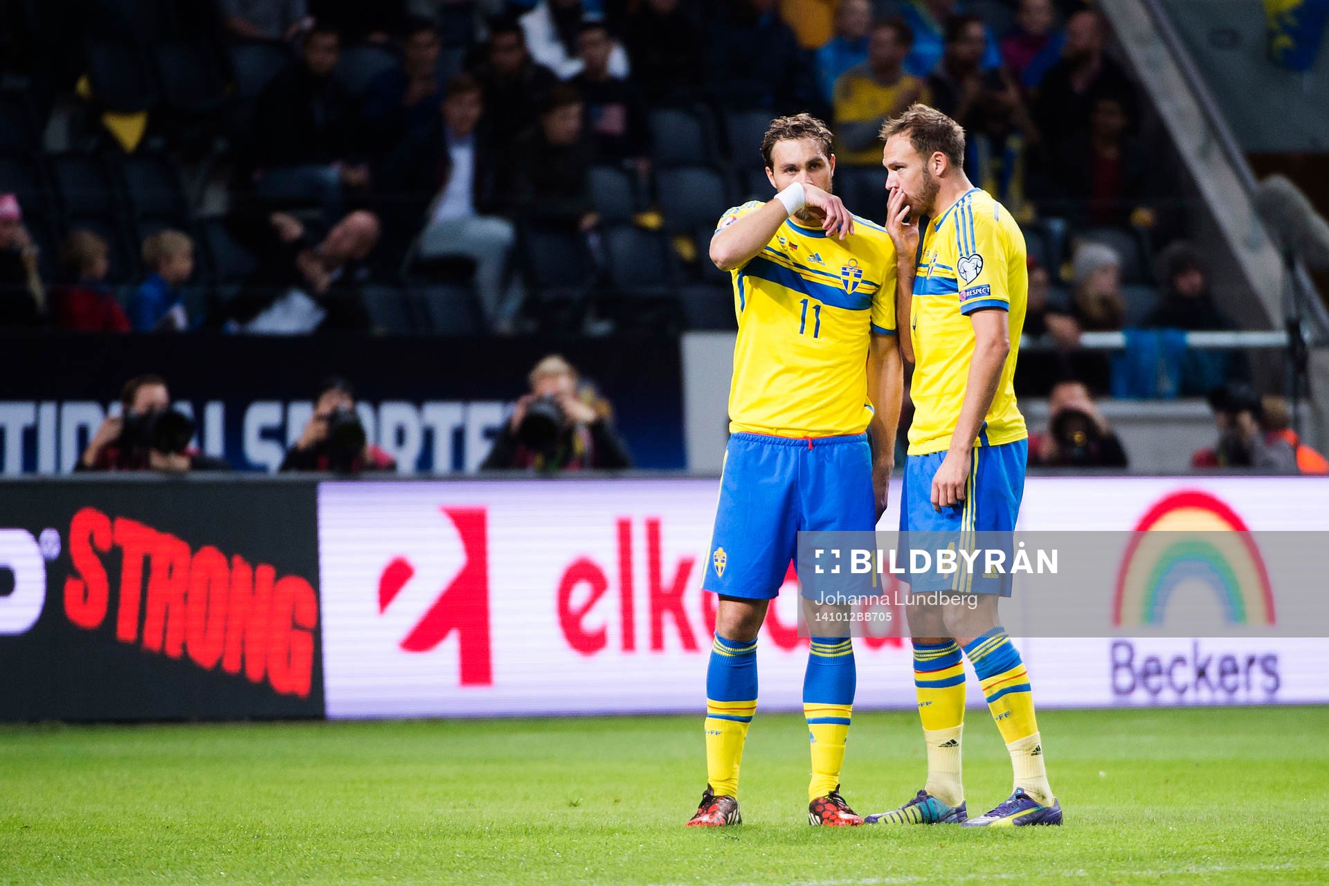 Sveriges Johan Elmander och Andreas Granqvist pratar med