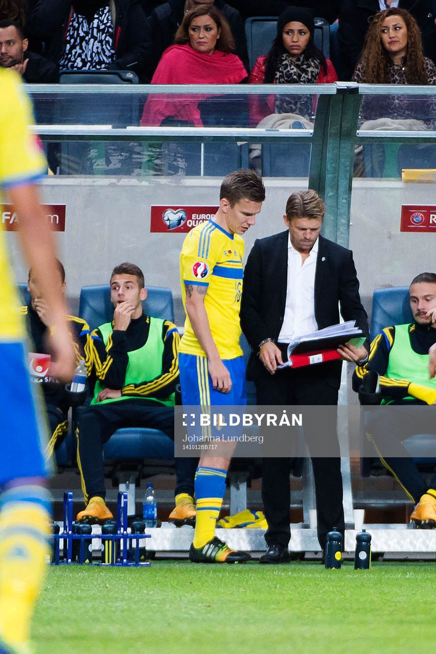 Sveriges Pontus Wernbloom får instruktioner av players