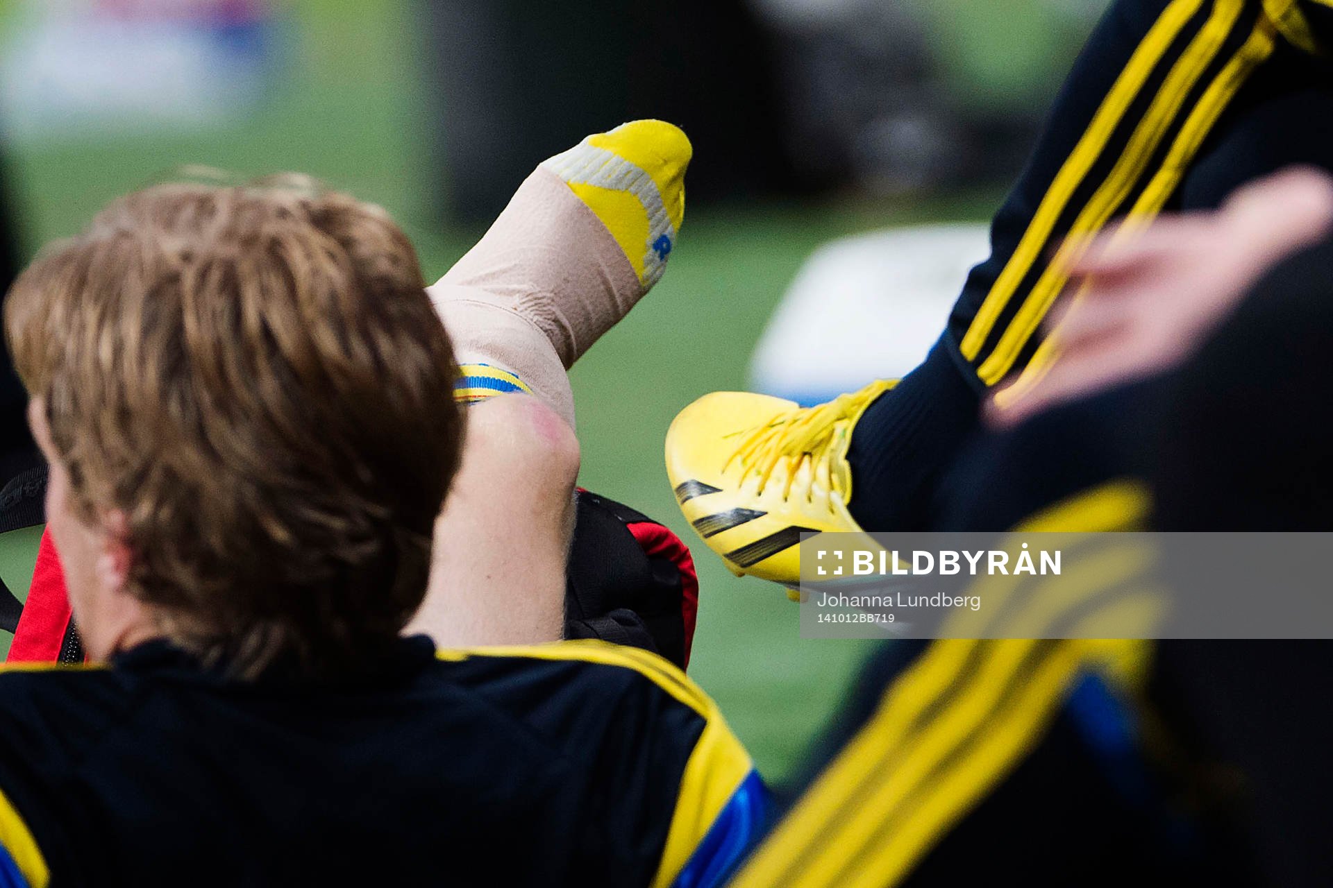Sveriges Emil Forsberg har sin fot lindad under fotbollsmatchen i EM-kvalet mellan Sverige och Liechtenstein den 12 oktober 2014 i Stockholm.