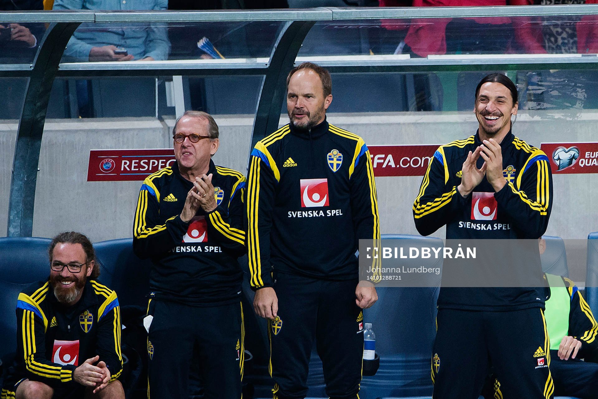 Sveriges Zlatan Ibrahimovic applåderar på bänken