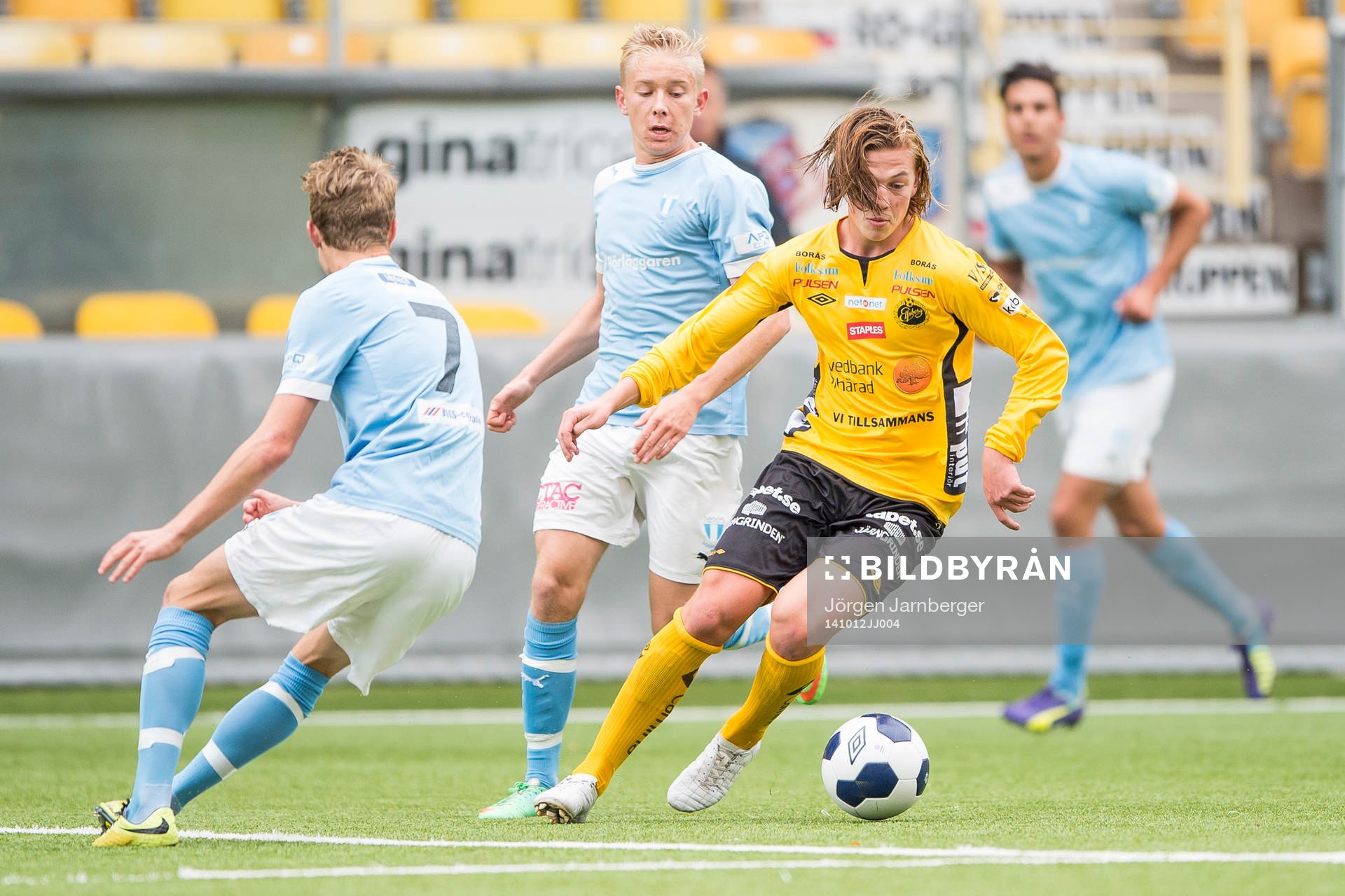 Elfsborgs Simon Olsson tar sig förbi Malmö FFs Mattias