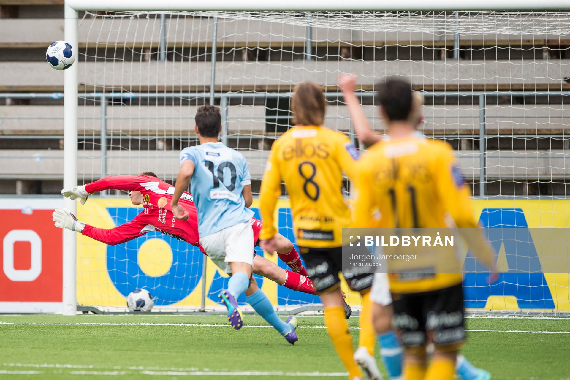 Malmö FFs Emin Karaman (rygg mot kameran) skjuter strax