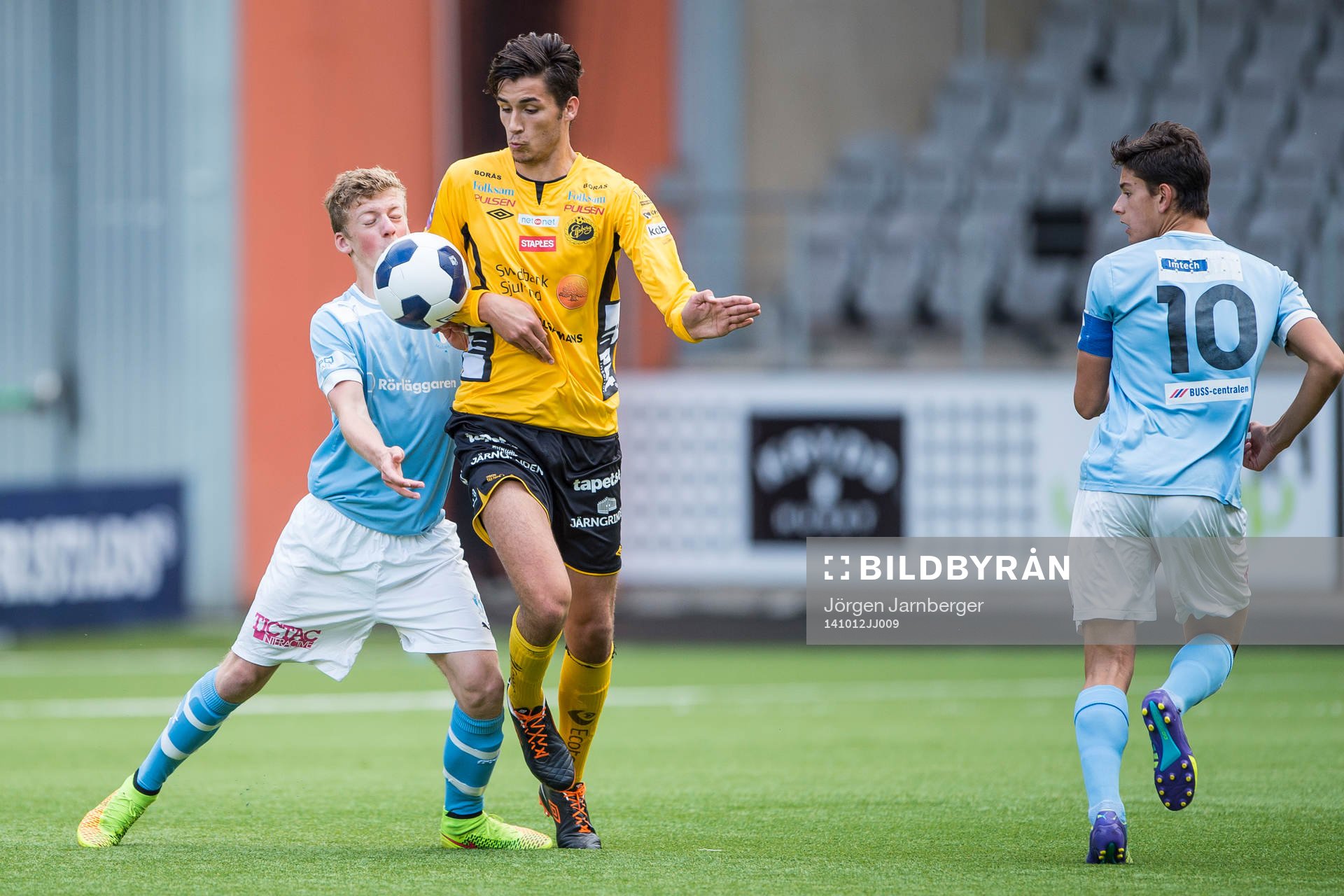 Kamp om bollen mellan Elfsborgs Mattias Özgun och Malmö