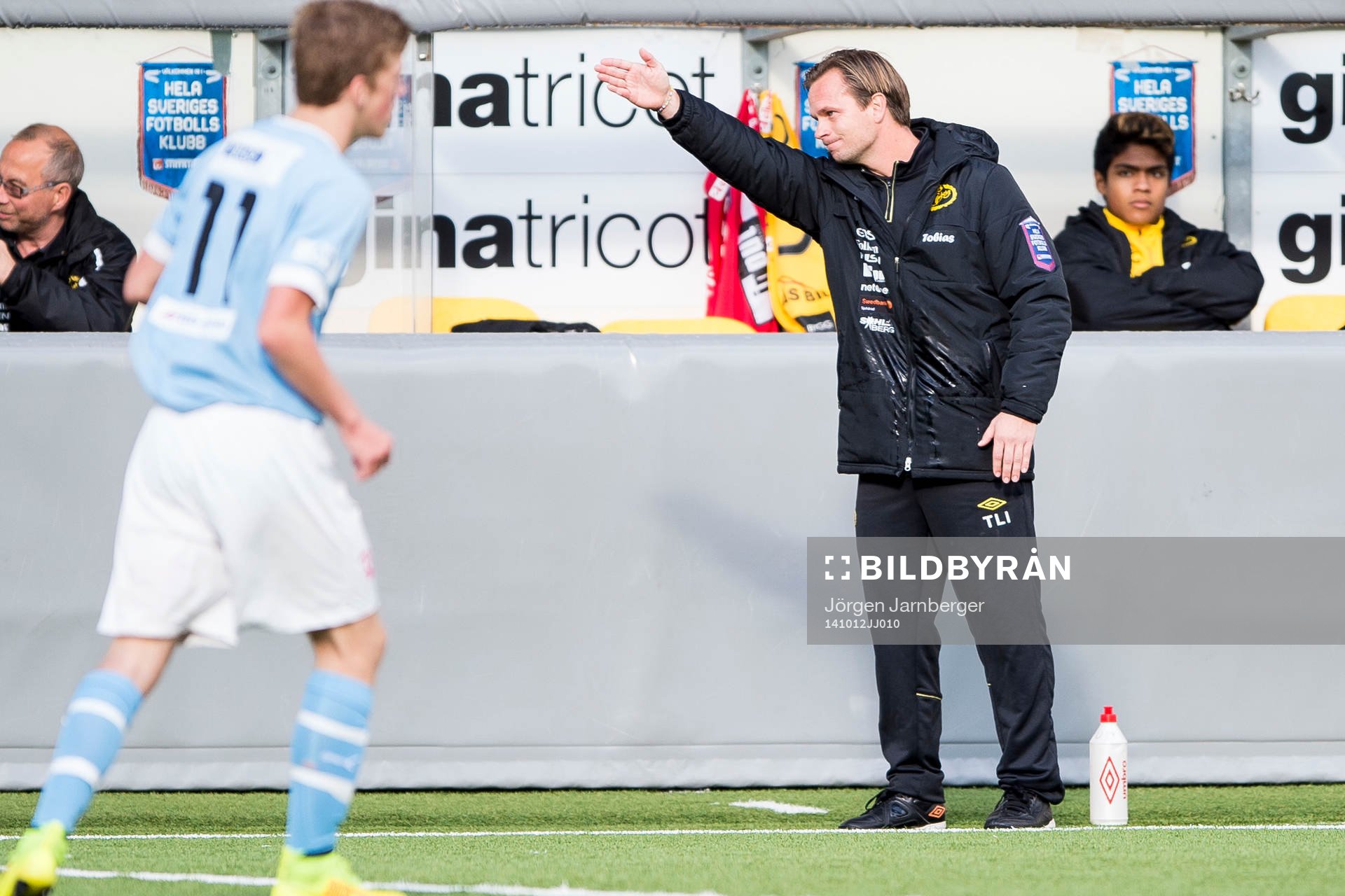 Elfsborgs assisterande tränare Tobias Linderoth under fotbollsmatchen i U17-slutspelet mellan Elfsborg och Malmö FF den 12 oktober 2014 i Borås.