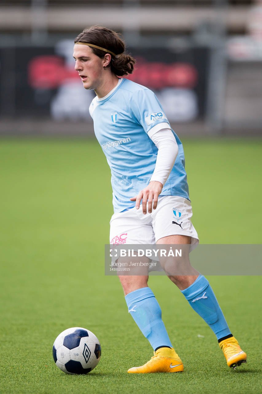Malmö FFs Oliver Stojanovic Fredin under fotbollsmatchen i U17-slutspelet mellan Elfsborg och Malmö FF den 12 oktober 2014 i Borås.