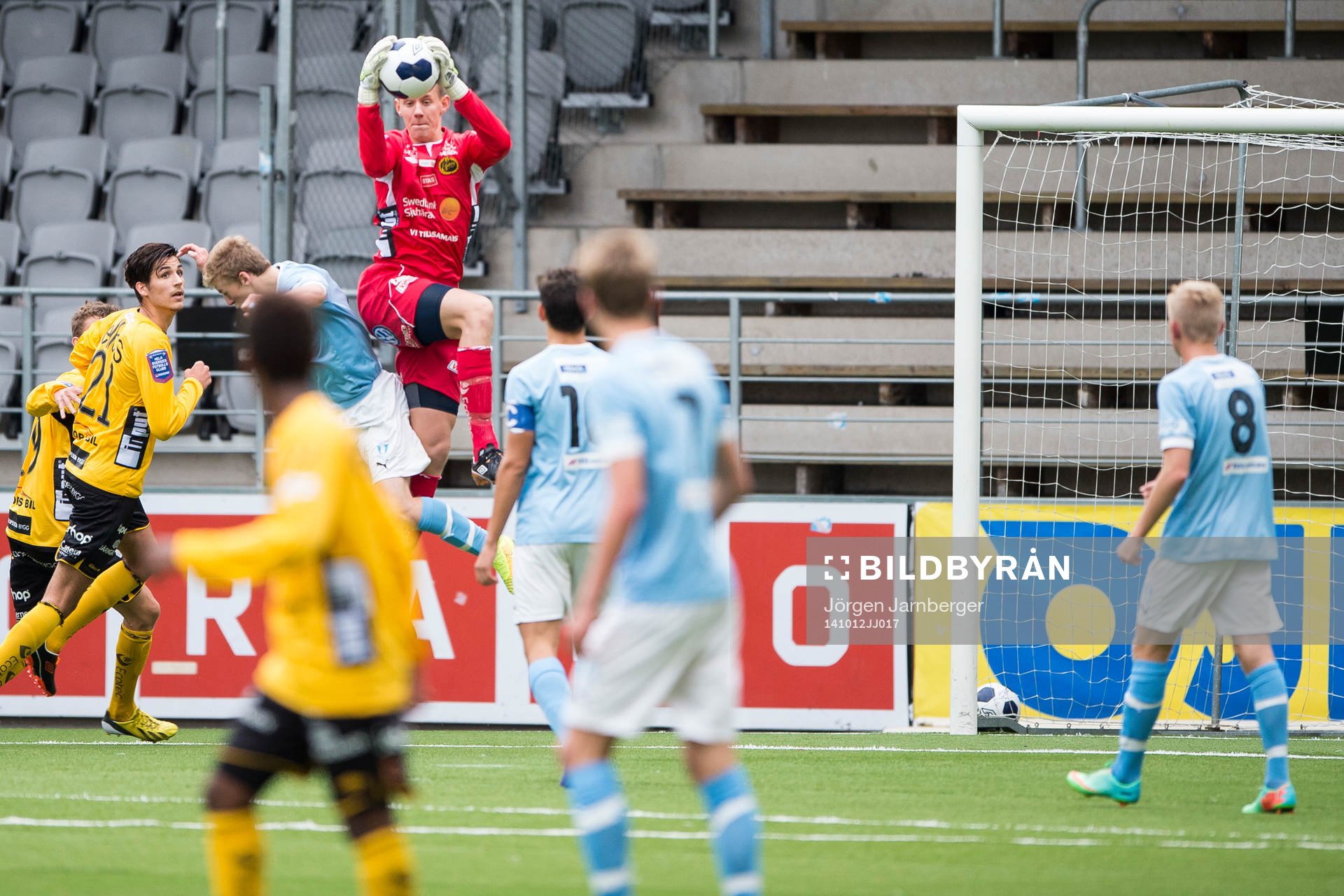 Elfsborgs målvakt David Olsson plockar ner ett inlägg under fotbollsmatchen i U17-slutspelet mellan Elfsborg och Malmö FF den 12 oktober 2014 i Borås.