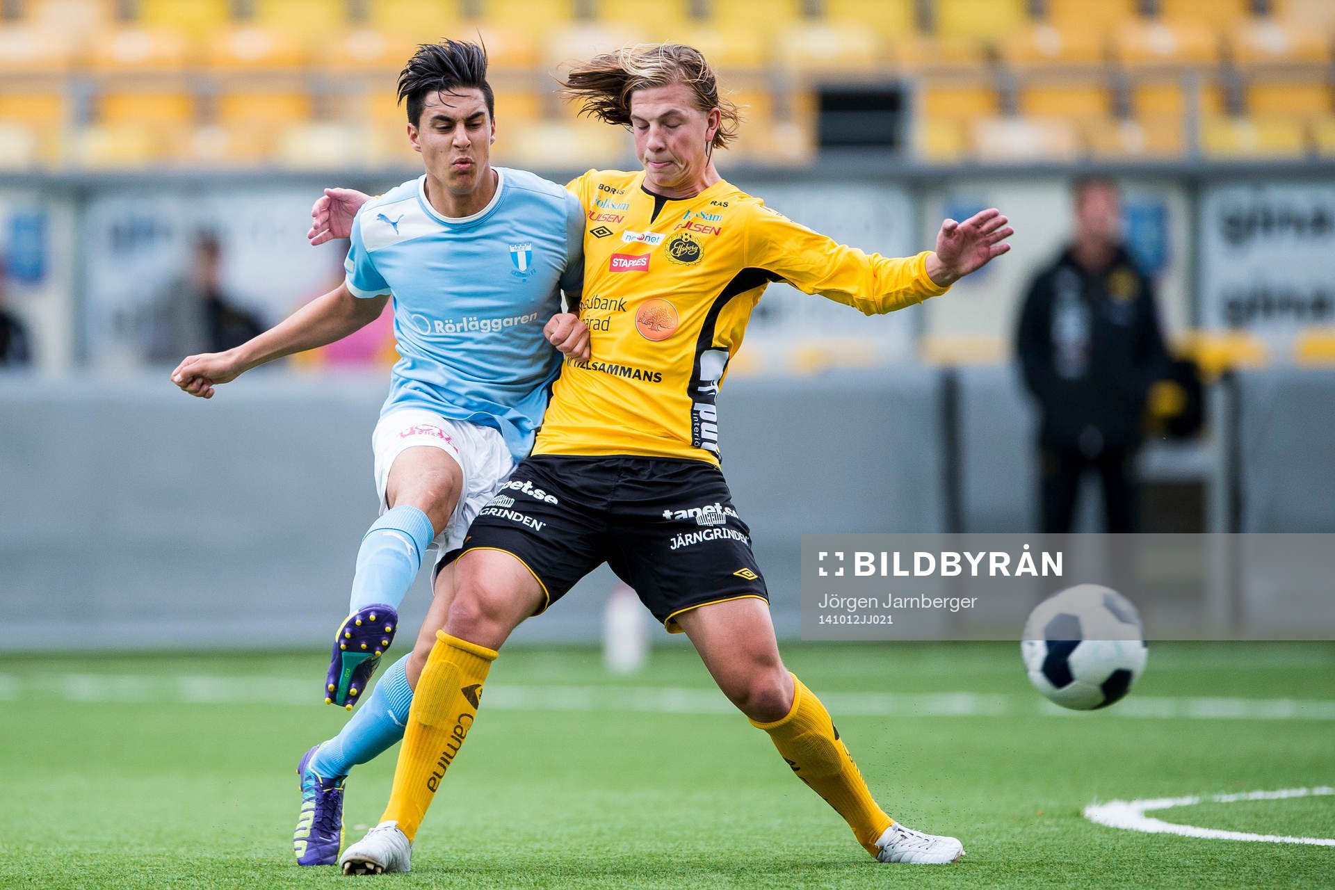 Malmö FFs Isak Redzic och Elfsborgs Simon Olsson i kamp