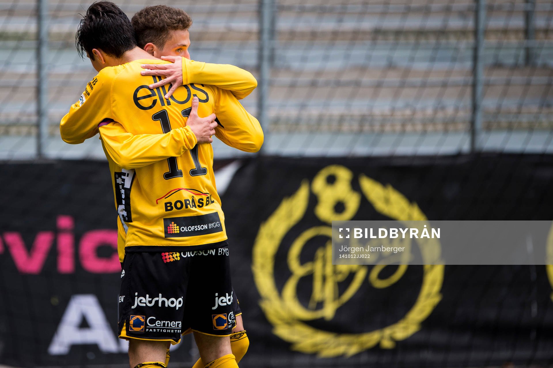 Elfsborgs Arian Kabashi jublar och kramas om av Mattias