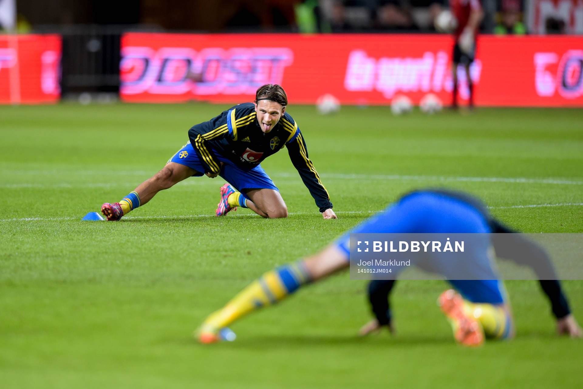 Sveriges Albin Ekdal värmer upp inför fotbollsmatchen i EM-kvalet mellan Sverige och Liechtenstein den 12 oktober 2014 i Stockholm.