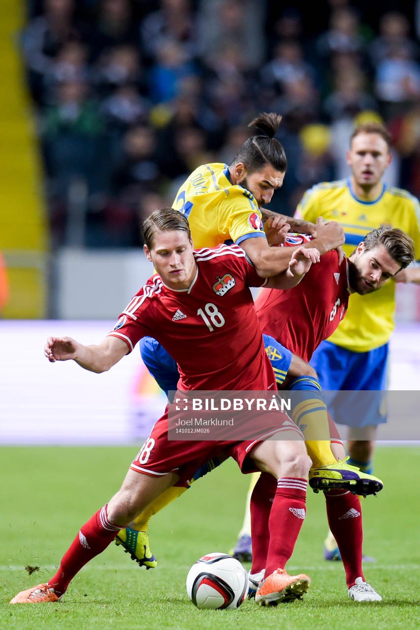 Sveriges Jimmy Durmaz och kamp med Liechtensteins Nicolas