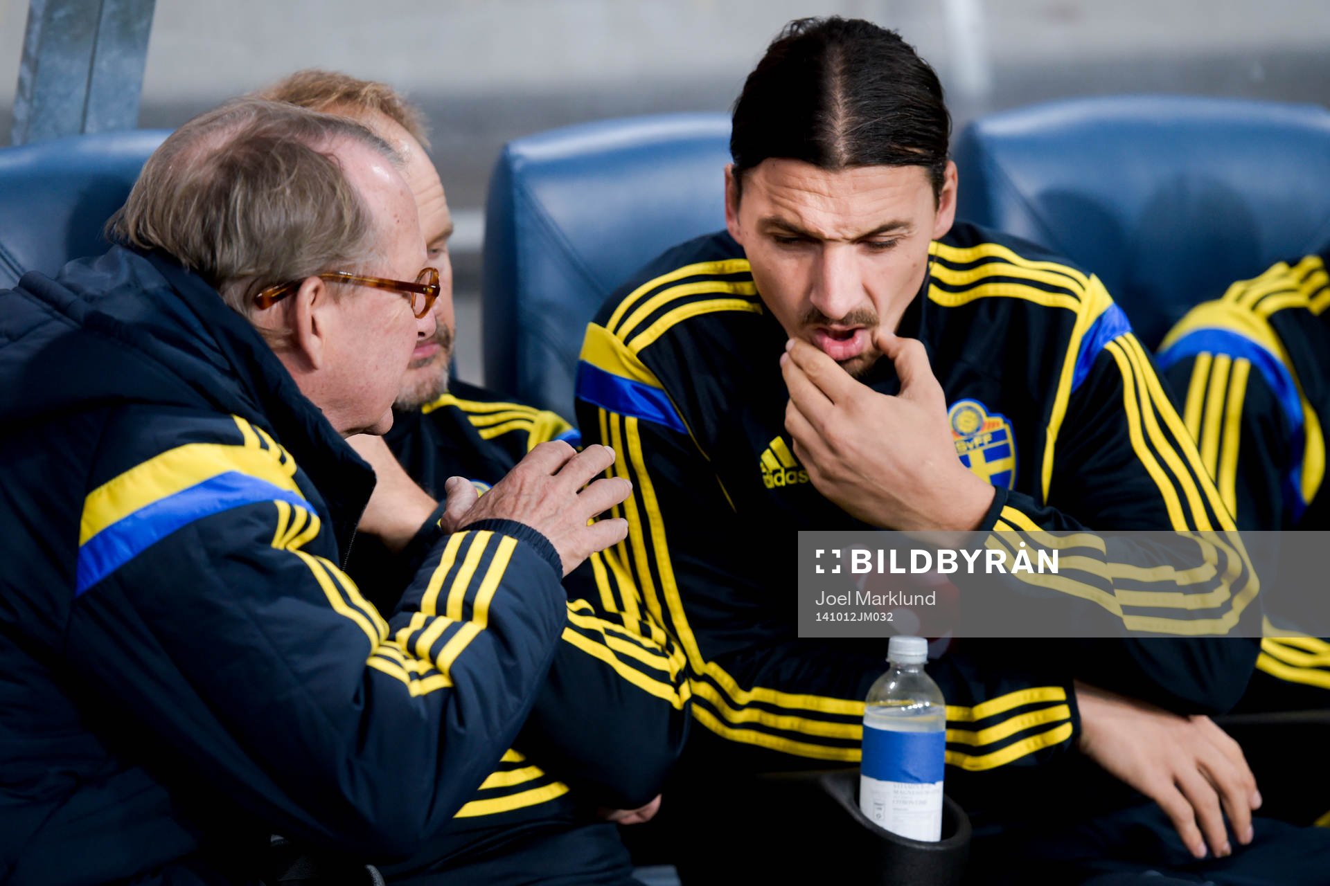 Sveriges läkare Leif Swärd pratar med Zlatan Ibrahimovic under fotbollsmatchen i EM-kvalet mellan Sverige och Liechtenstein den 12 oktober 2014 i Stockholm.