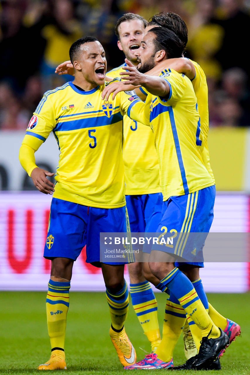 Sveriges spelare med Martin Olsson (m) jublar
