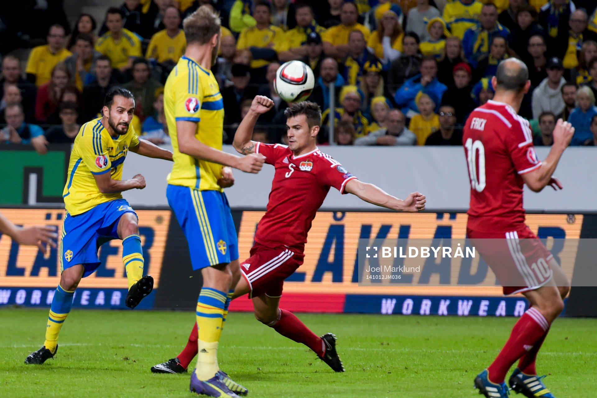 Sveriges Erkan Zengin skjuter in 1-0