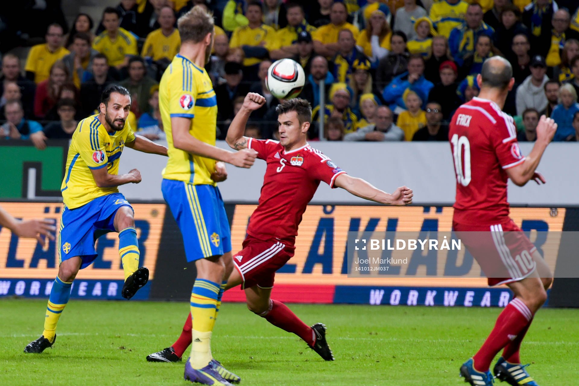Sveriges Erkan Zengin skjuter in 1-0