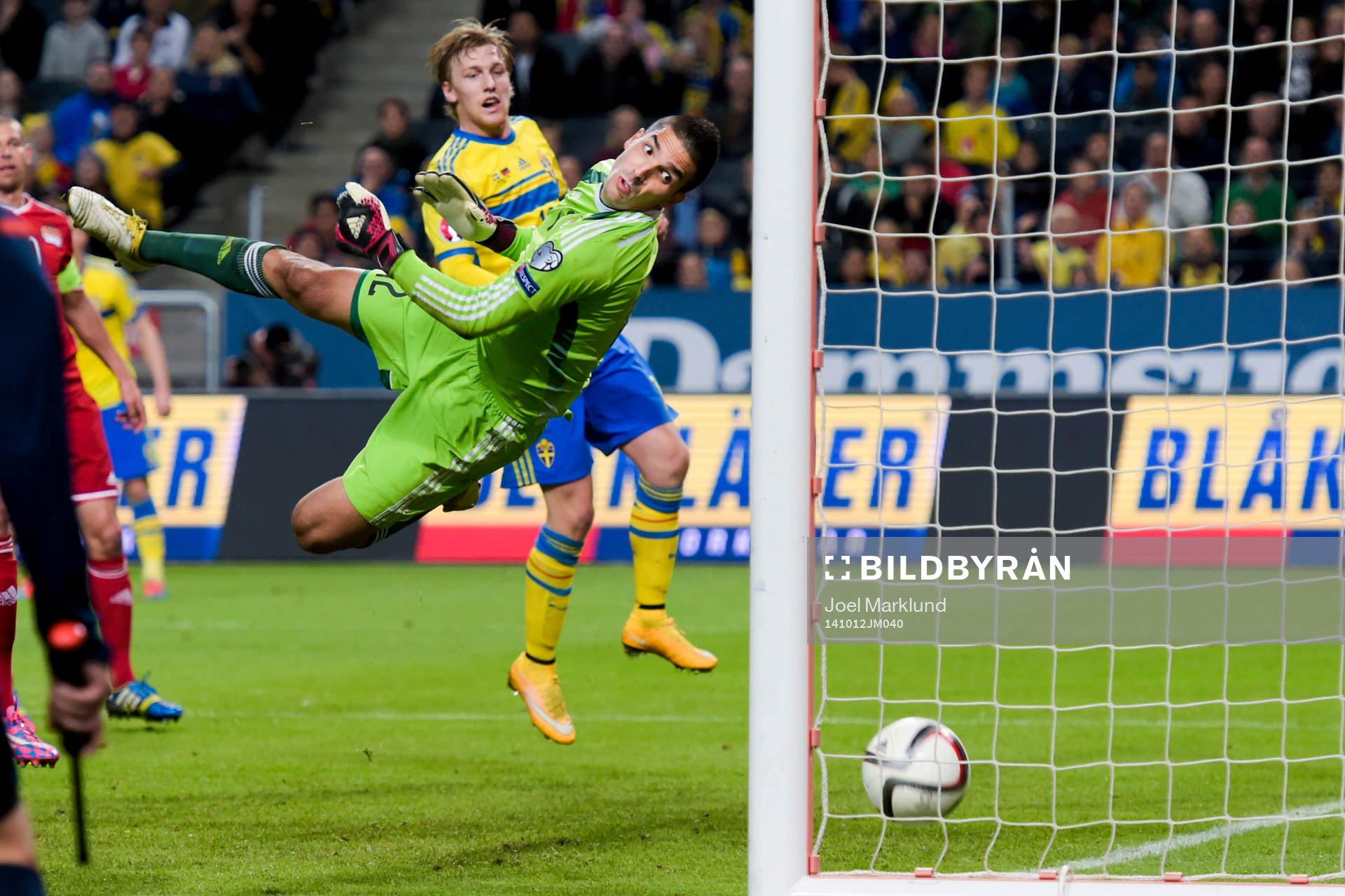 Liechtensteins målvakt Cengiz Bicer släpper in 1-0 från
