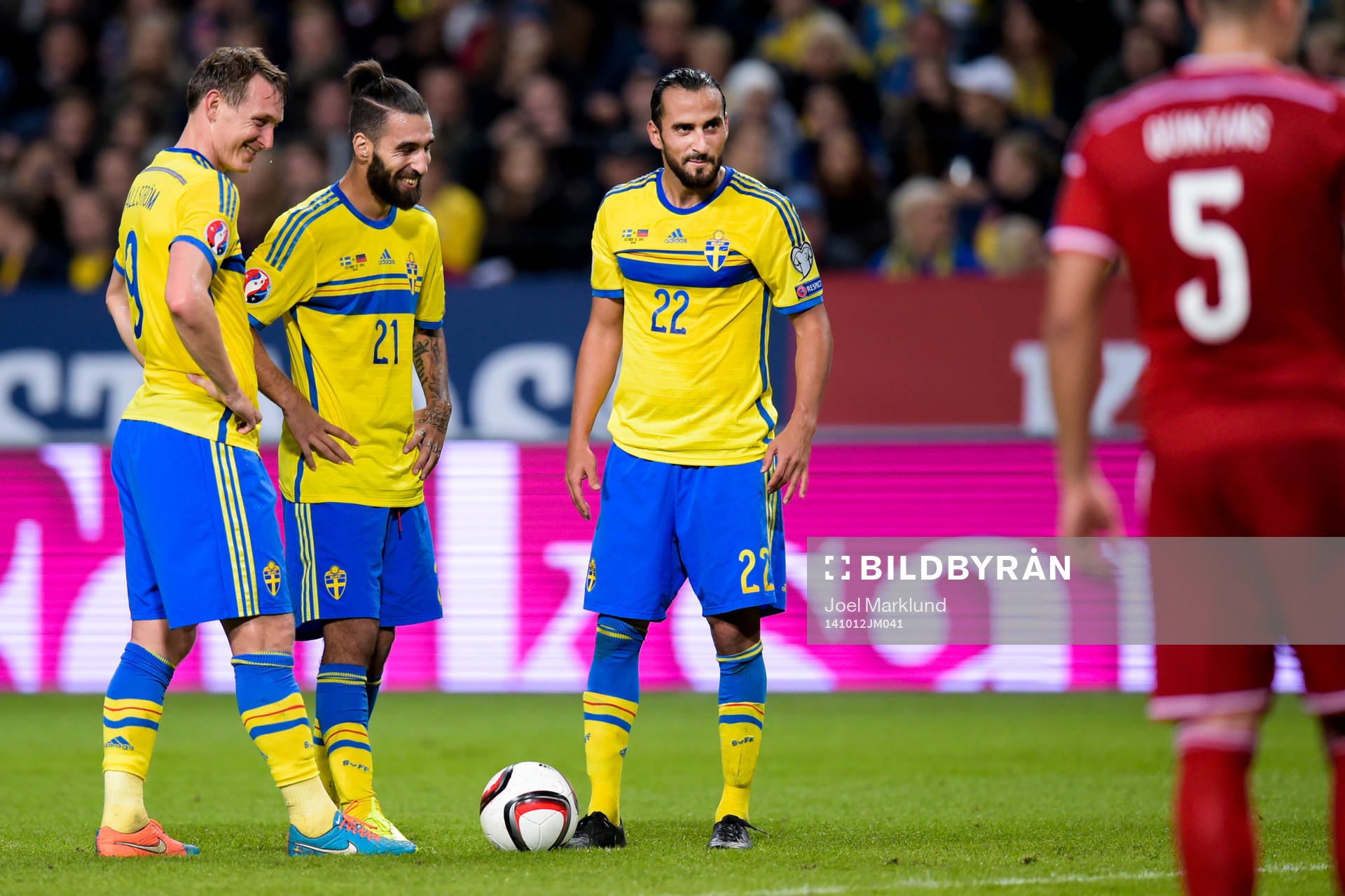 Sveriges Kim Källström, Jimmy Durmaz och Erkan Zengin ler
