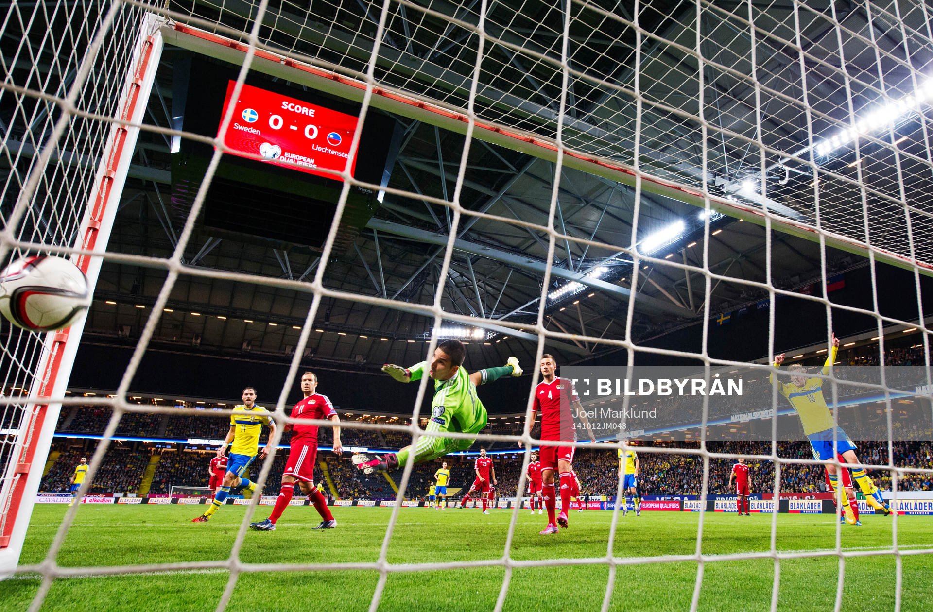 Liechtensteins målvakt Cengiz Bicer släpper in 1-0 från
