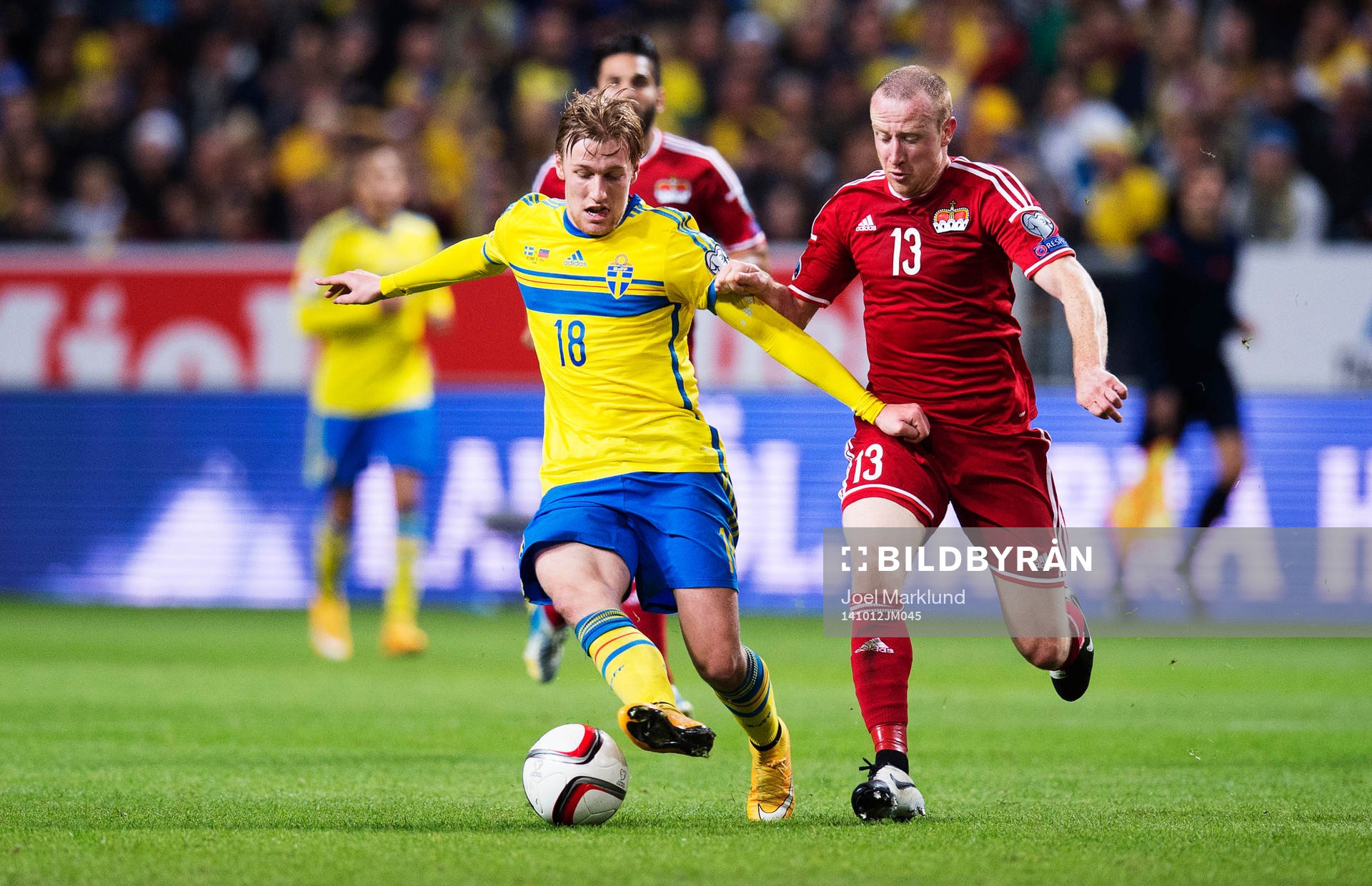 Sveriges Emil Forsberg utmanar Liechtensteins Martin Büchel