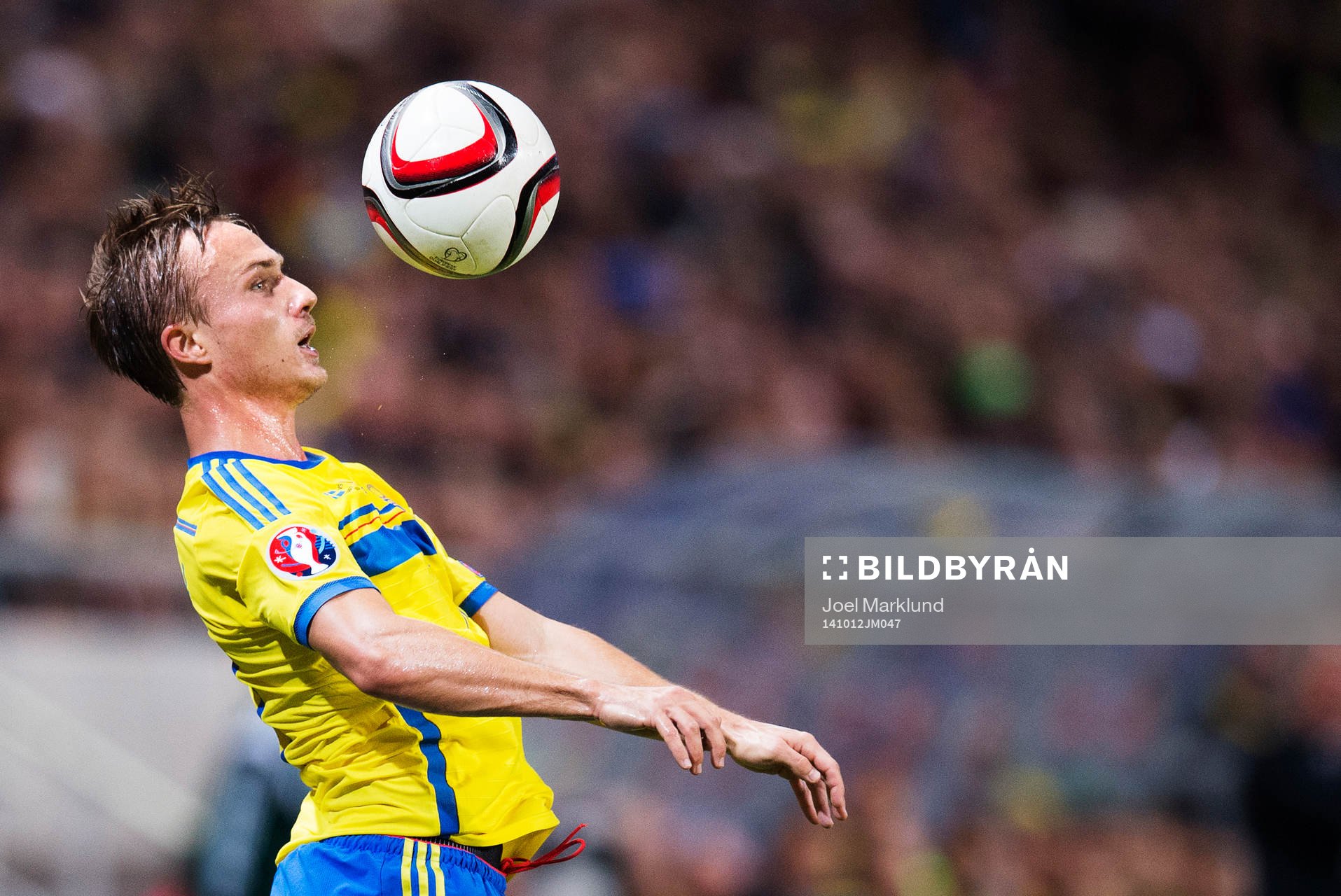 Sveriges Pierre Bengtsson tar ner bollen