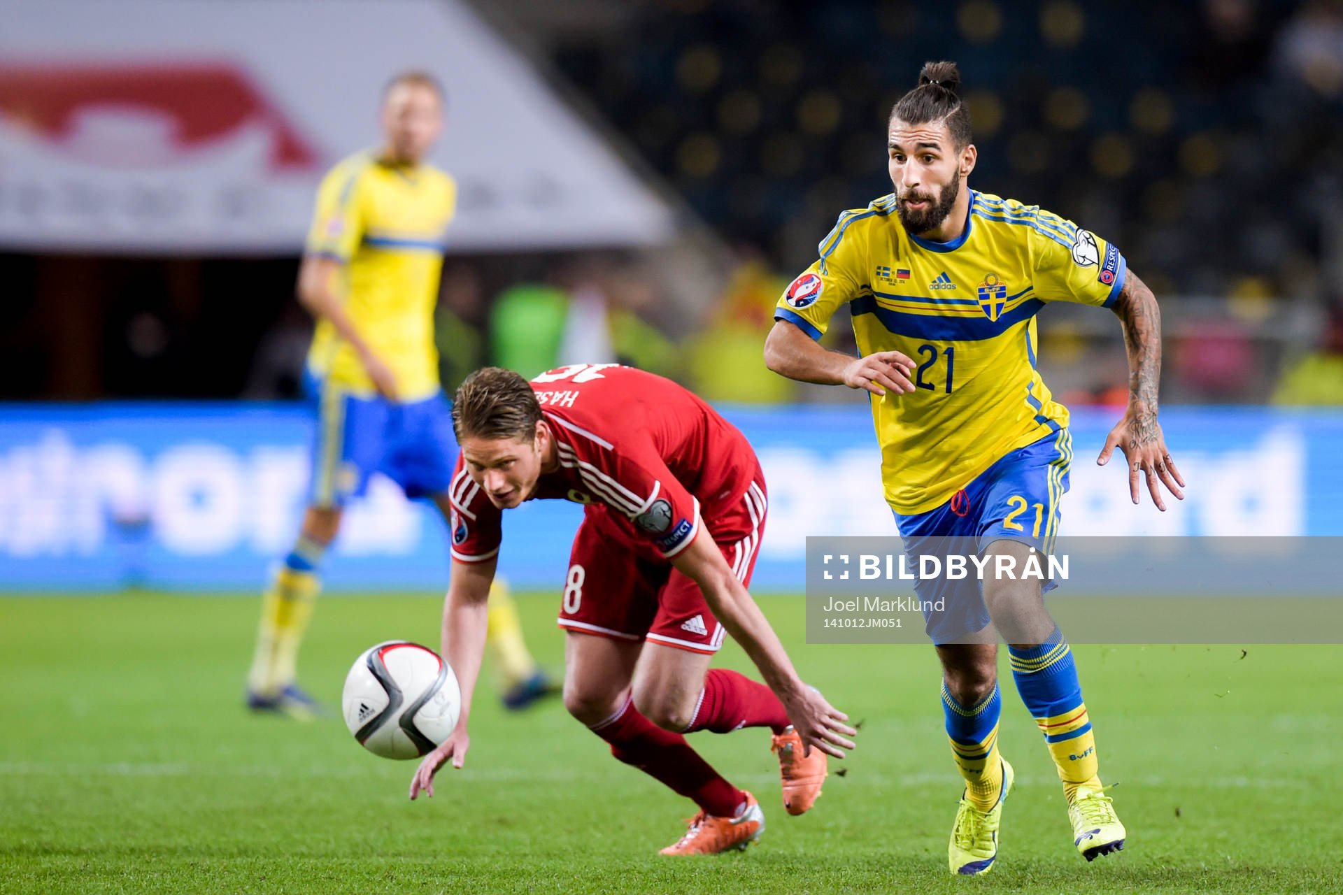 Sveriges Jimmy Durmaz tar sig förbi Liechtensteins Nicolas