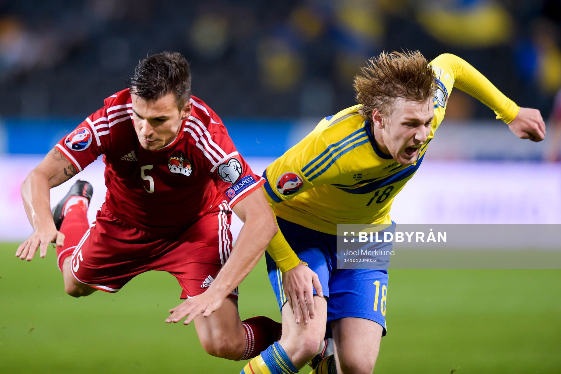 Liechtensteins Ivan Quintans tacklar Sveriges Emil Forsberg som skadar sig och tvingas byta under fotbollsmatchen i EM-kvalet mellan Sverige och Liechtenstein den 12 oktober 2014 i Stockholm.