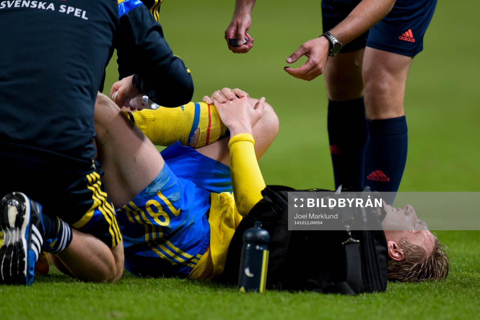 Sveriges Emil Forsberg har ont och tvingas byta