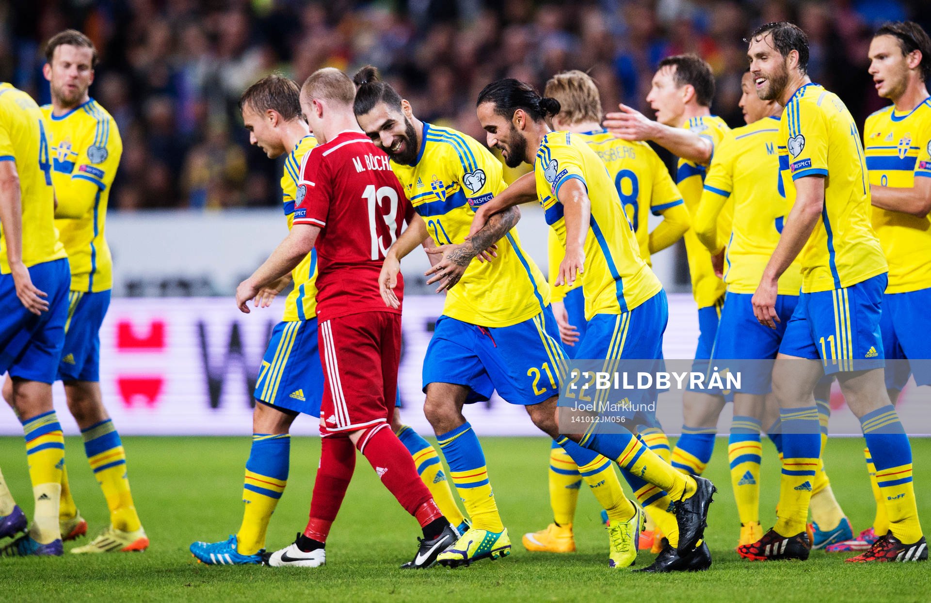 Sveriges Jimmy Durmaz och Erkan Zengin tar varandra i hand