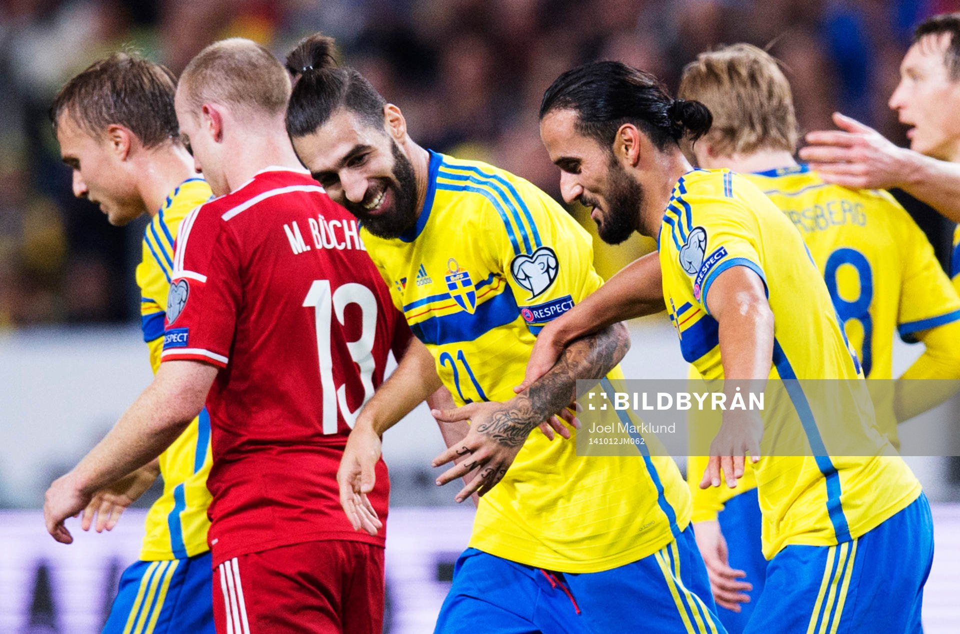Sveriges Jimmy Durmaz och Erkan Zengin tar varandra i hand