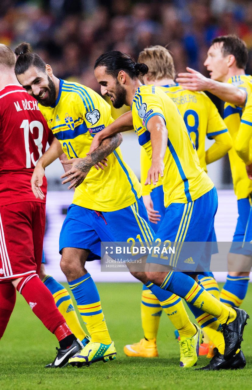 Sveriges Jimmy Durmaz och Erkan Zengin tar varandra i hand