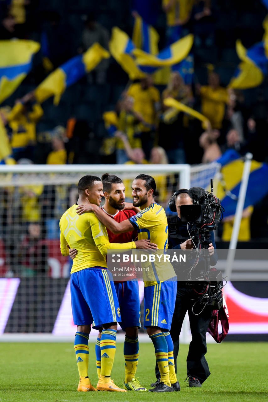 Sveriges Martin Olsson, Jimmy Durmaz och Erkan Zengin kramas