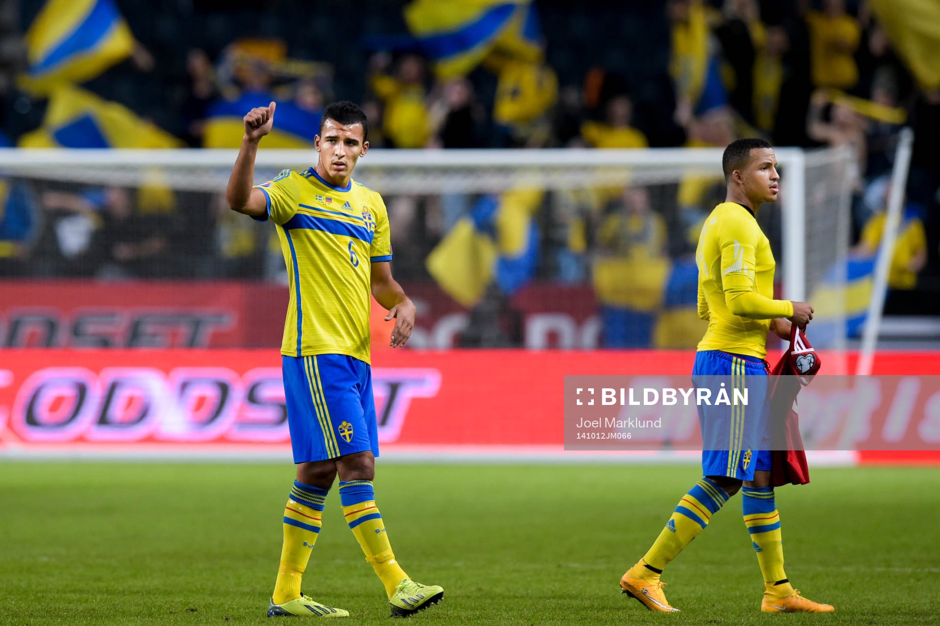 Sveriges Nabil Bahoui gör tummen upp när han och Martin