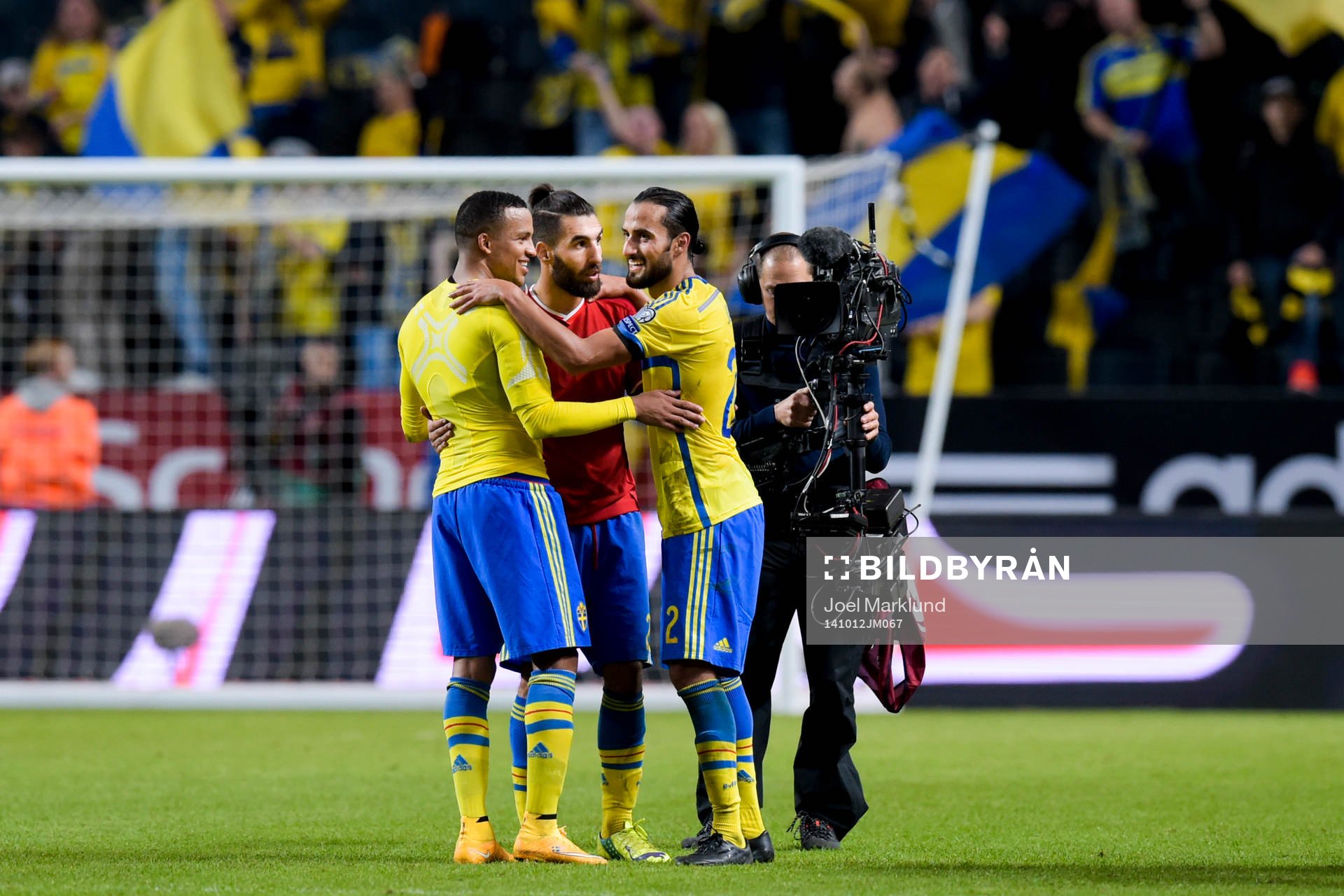 Sveriges Martin Olsson, Jimmy Durmaz och Erkan Zengin kramas