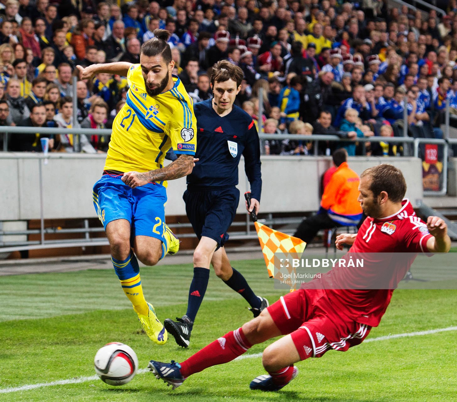 Sveriges Jimmy Durmaz blir tacklad av Liechtensteins Franz