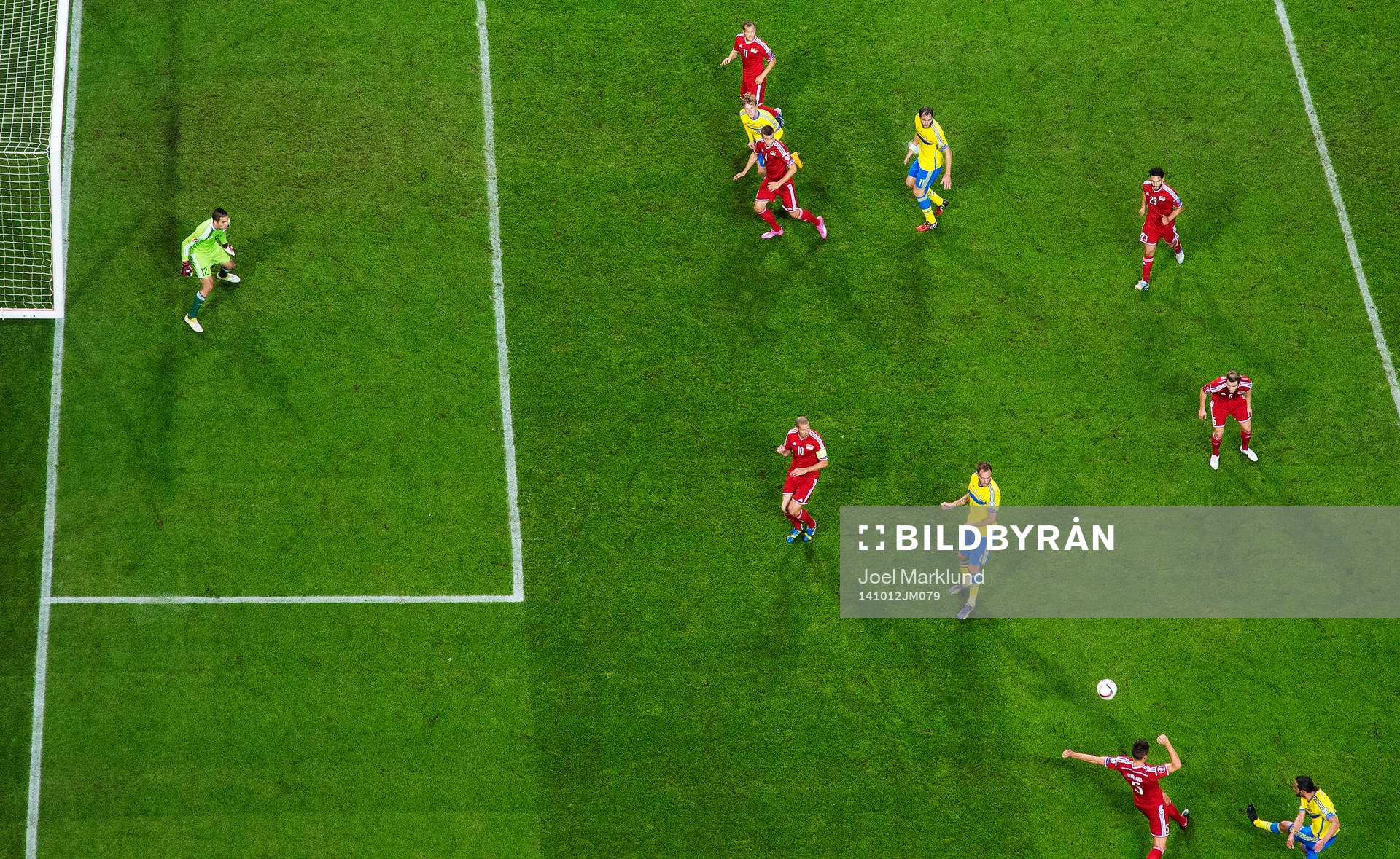 Sveriges Erkan Zengin (t h) skjuter 1-0-bollen