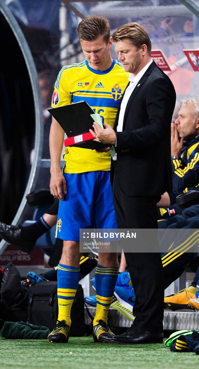 Sveriges Pontus Wernbloom får instruktioner av players