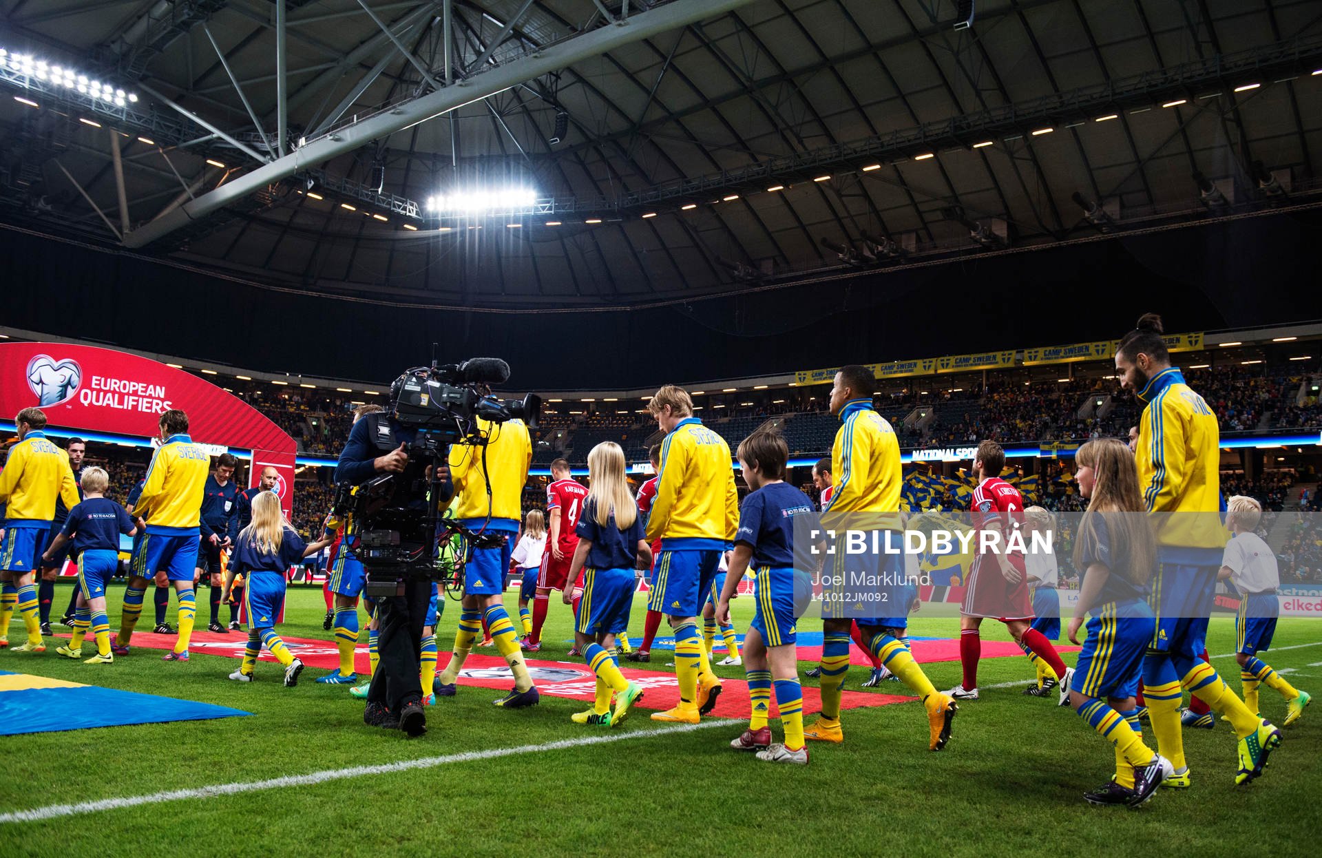 Sveriges lag gör entré till fotbollsmatchen i EM-kvalet
