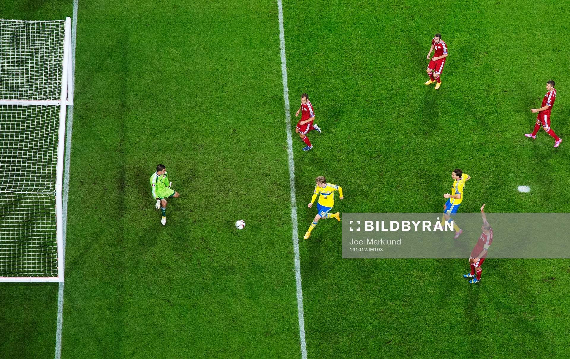 Sveriges Emil Forsberg skjuter in ett mål som blir