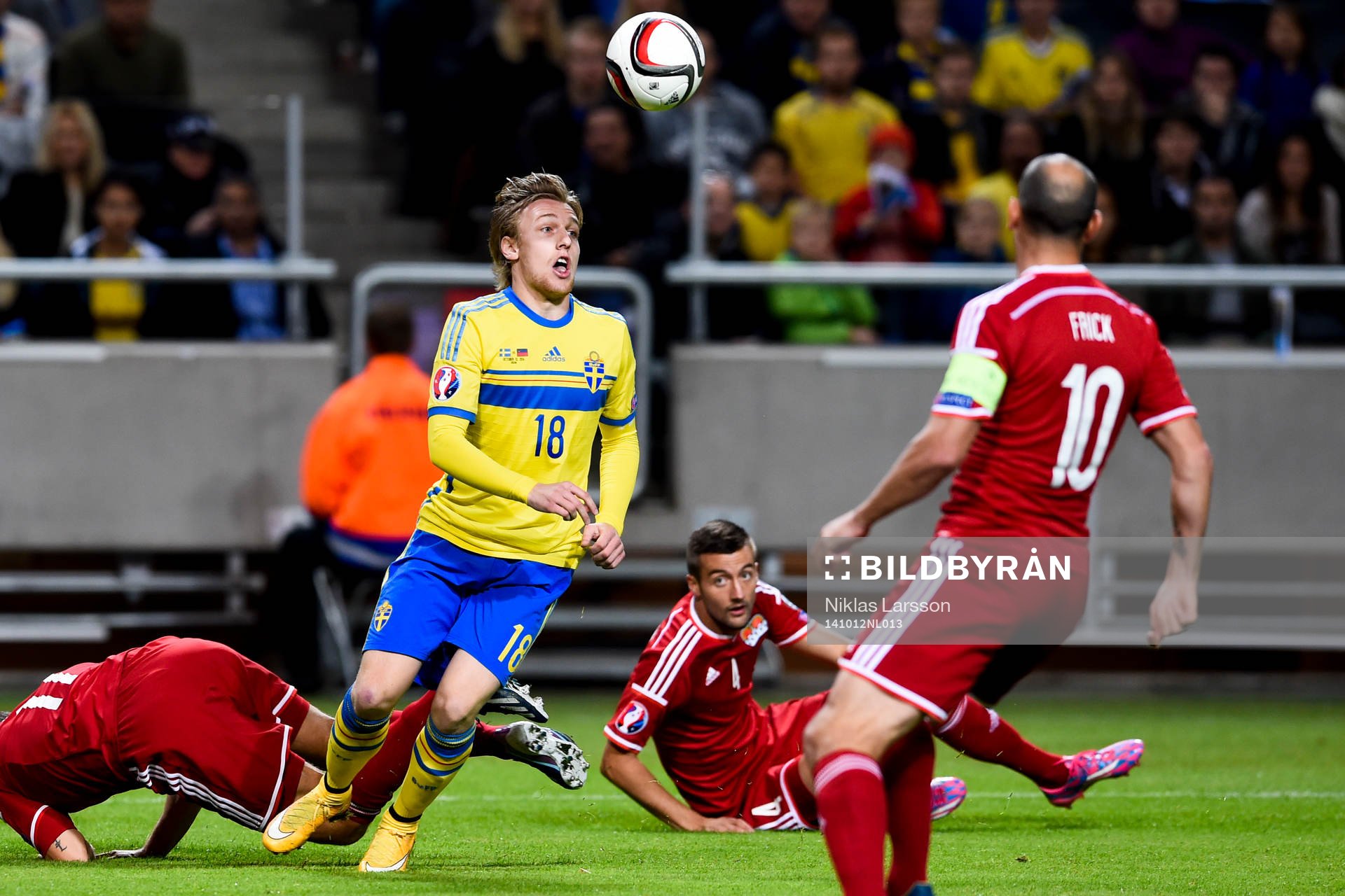Sveriges Emil Forsberg tar sig igenom Liechtensteins
