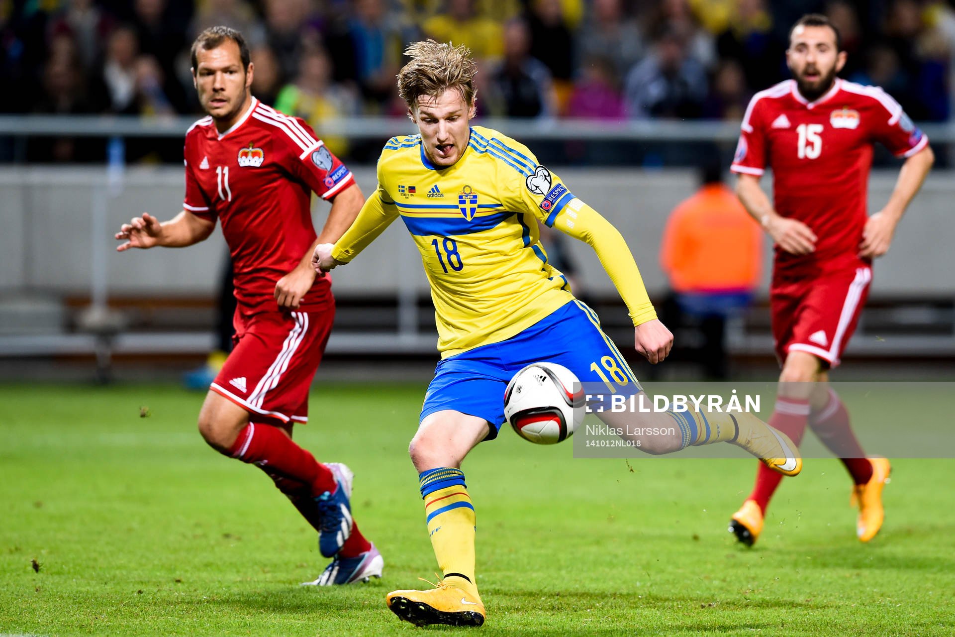 Sveriges Emil Forsberg laddar för skott mellan